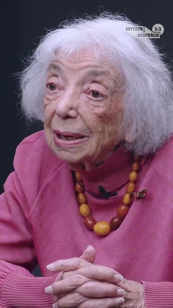 28.03.2024 - »Es ist in eurer Hand, dass das nie wieder geschieht«: Sie tauchte unter, wurde von den Nazis verschleppt, überlebte den Holocaust. Heute sorgt sich die Jüdin Margot Friedländer um die Demokratie. Wie die 102-Jährige trotzdem ein glückliches Leben führen konnte, verrät sie im im SPIEGEL-Spitzengespräch. Das ganze Video gibt es über den Link in unserer Bio: instagram.com/spiegelmagazin #MargotFriedländer #AfD #Demokratie #reclaimtiktok 