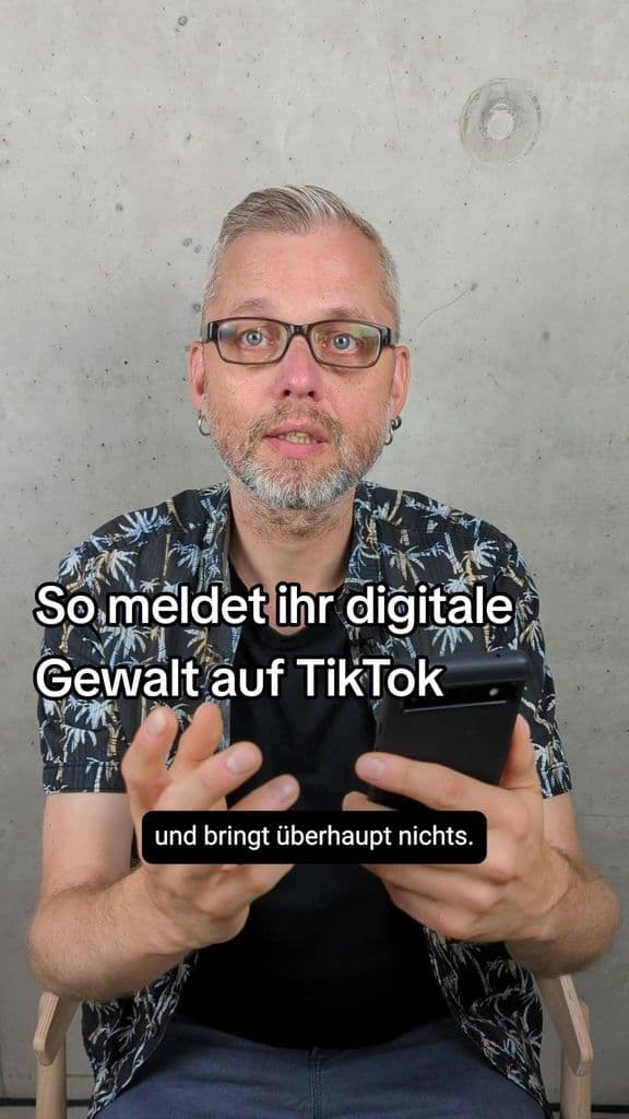 „Dieser Kommentar geht gar nicht!” Das habt ihr bestimmt auch schon auf TikTok gedacht. Das Melden von Hasskommentaren wirkt aber oft kompliziert. Wir zeigen euch, wie’s geht und wie wirklich Konsequenzen folgen. Speichert euch das Video ab, damit ihr beim nächsten Hasskommentar genau wisst, was zu tun ist.  #Hatespeech #NoHate #DigitaleGewalt #Support 