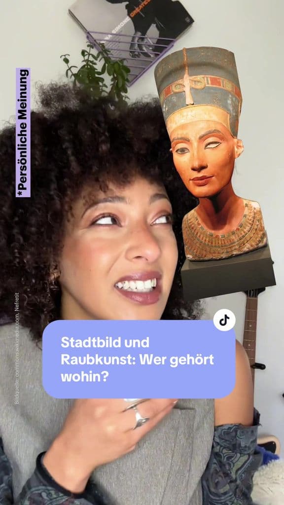 Gerade wurden im Louvre Juwelen geklaut und viele sind schockiert - dabei ist vieles von dem, was in unseren Museen steht, aus anderen Ländern hierher gebracht worden – mal legal, mal illegal. Danke an @Vanillavani für den Impuls!   Schon mal von der Büste der Nofretete gehört? Die wurde in Ägypten entdeckt und nach Deutschland gebracht. Momentan steht sie im Neuen Museum in Berlin. ABER bis heute stellt sich die Frage: Handelt es sich hierbei um Raubkunst oder nicht? Ist Deutschland wirklich der rechtmäßige Eigentümer des Kunstwerks oder wäre Zurückgeben fairer?   Wir reden gerade viel übers „Stadtbild“, wer dazugehört und wer nicht. Wenn wir Dinge im Stadtbild ändern wollen, dann lass uns auch konsequent sein und darüber sprechen, was seit Ewigkeiten in unseren Museen steht, was gar nicht von hier ist, aber was wir wie selbstverständlich so annehmen ... 👀🏛️   #Stadtbild #Kolonialsimus #Louvre #Nofretete   Quellen: www.deutschlandfunknova.de/quellen/12626019