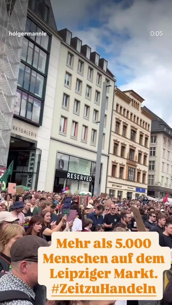 Mehr als 5000 Menschen heut bei der 'Zeit zum Handeln: AfD stoppen!' Demo auf dem Markt versammelt! ❤️‍🔥✊🏻🫶🏻 Auf die Leipziger*Innen ist halt Verlaß! 😍 Leipzig bleibt stabil! 🌈💕🦄